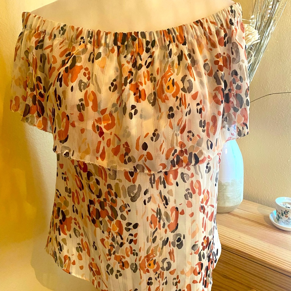 White House Black Market Beautiful off-shoulder blouse.